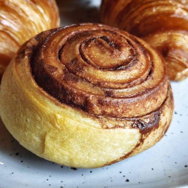 ซินนามอนโรลและครัวซองต์ / Cinnamon roll and croissants